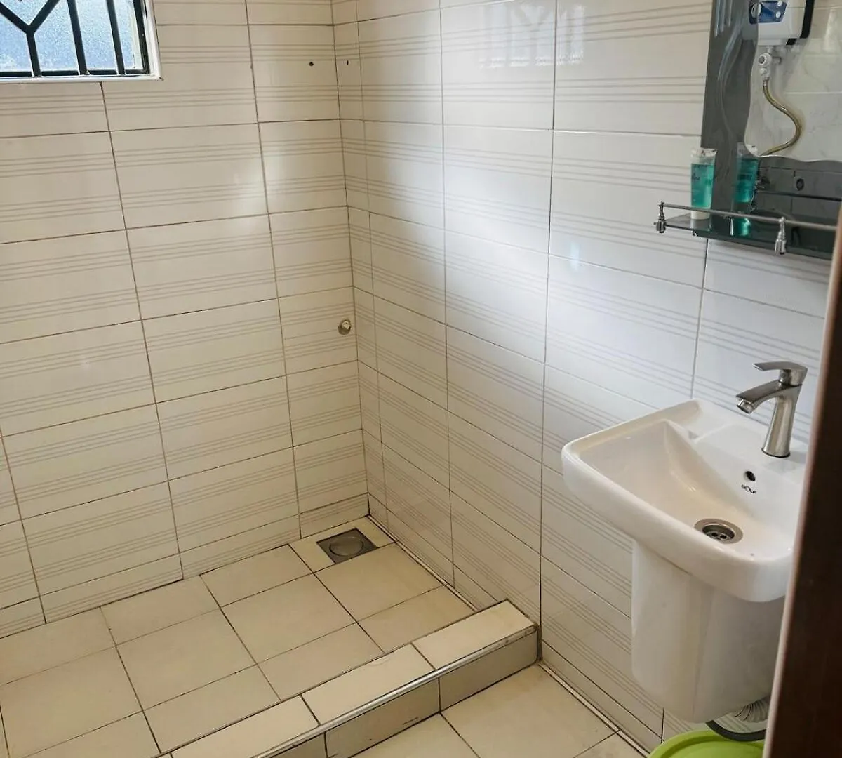 15 Min Walk To Acacia Mall 1Br On Mawanda Rd Kampala Ouganda